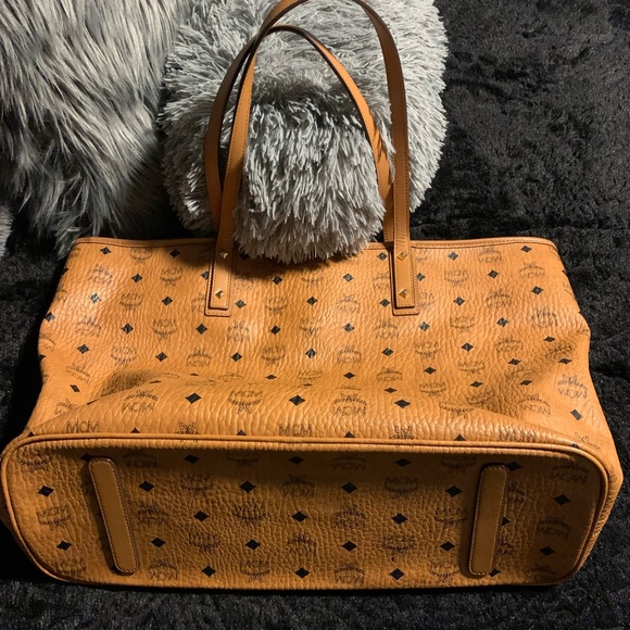 MCM Lg Handbag 👜 - Picture 6 of 7